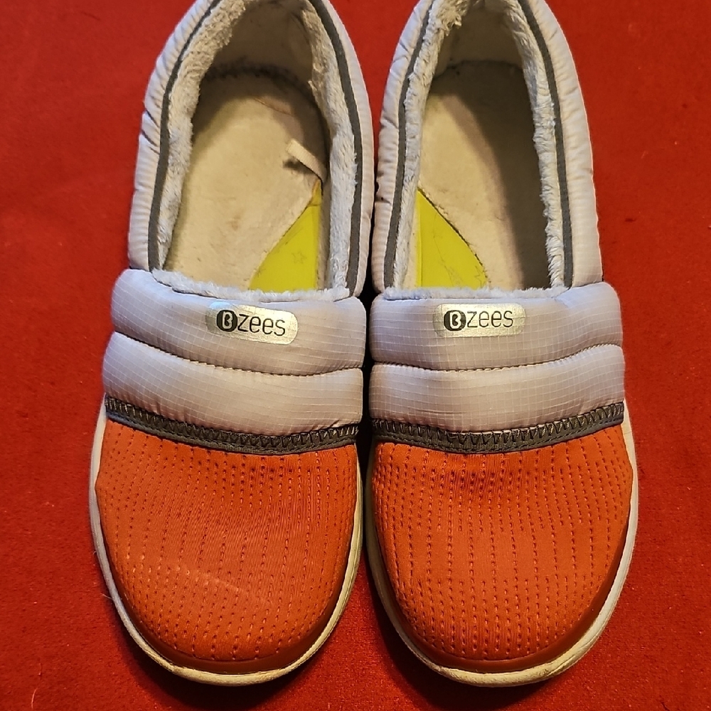 ☆HOLIDAY SALE☆ BZEES MEMORY CUSHION SOLE ARCH SUPPORT SLIP ON SHOES 8.5 MED